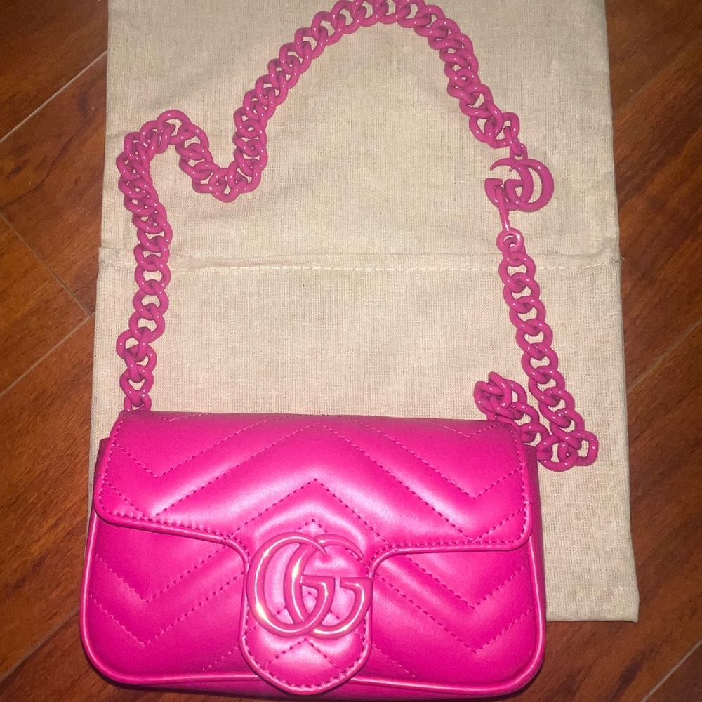 Brand New”Fuschia”Gucci Double“GG”Marmont Flap bag of Matelasse Chevron Leather.